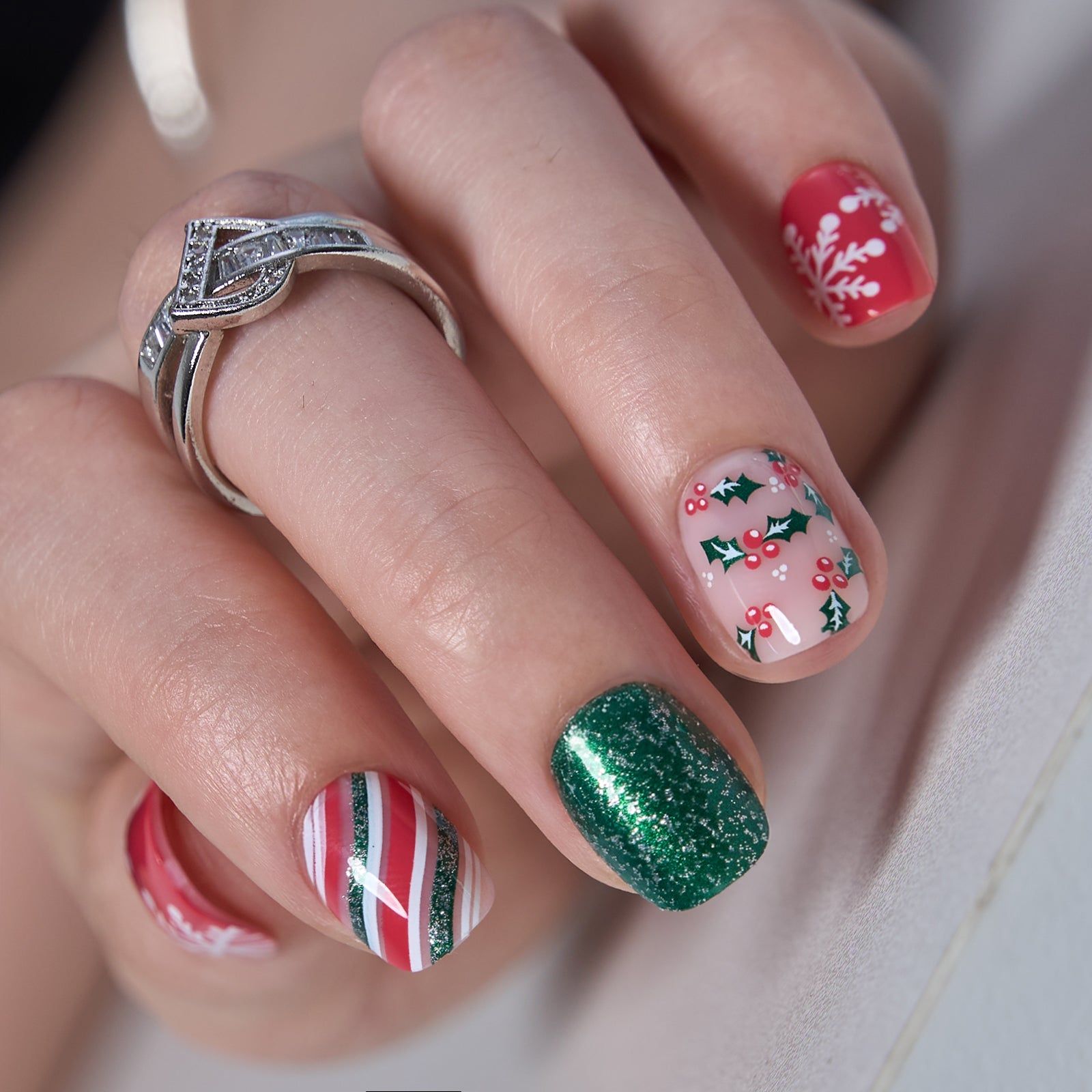 Short Square Festive Mix With Holly Short Square Festive Mix With Holly — Holly Nails 2027