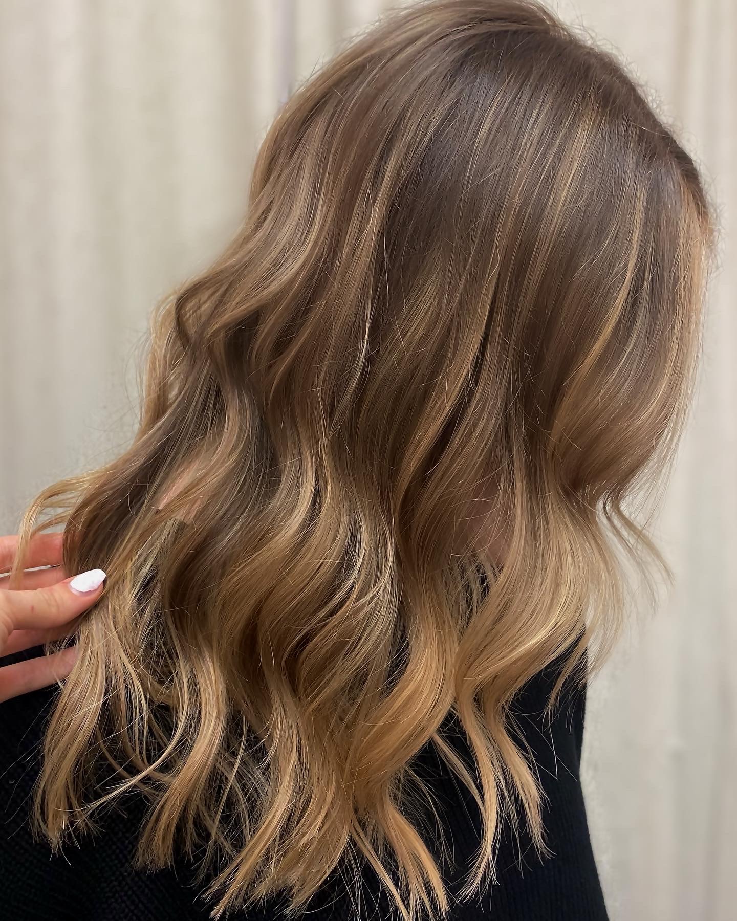 Layers Collarbone Dark Blonde Soft Balayage Layers Collarbone Dark Blonde Soft Balayage — Blonde Balayage 2027