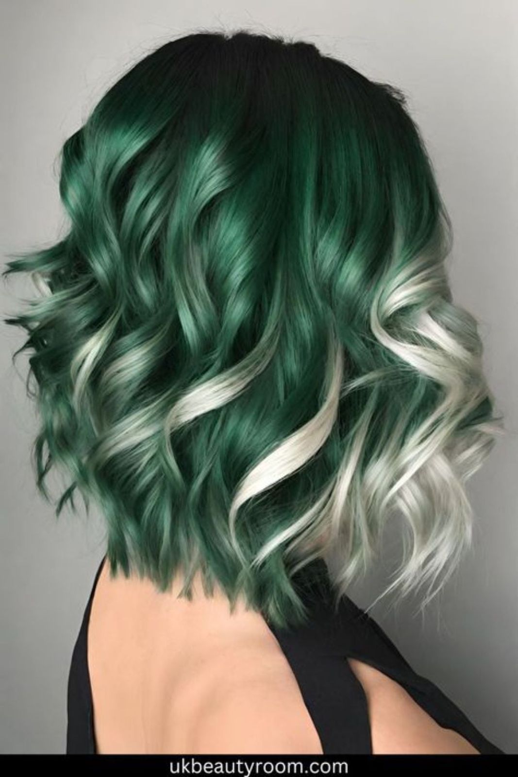 Shoulder Bob Emerald Green With Blonde Highlights — Green and Blonde Hair 2027