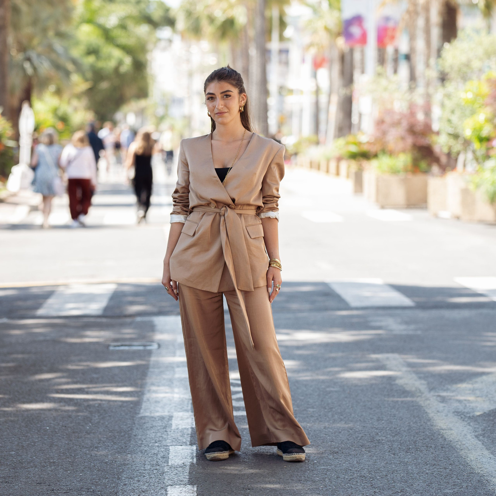 Black Espadrille Wedges with an Oversized White Kaftan Dress — Vacation Espadrilles Outfits 2027