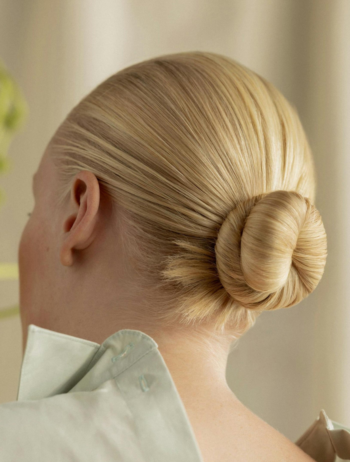 Collarbone Perfectly Smooth Blonde Bun Collarbone Perfectly Smooth Blonde Bun — Slicked Back Bun 2027