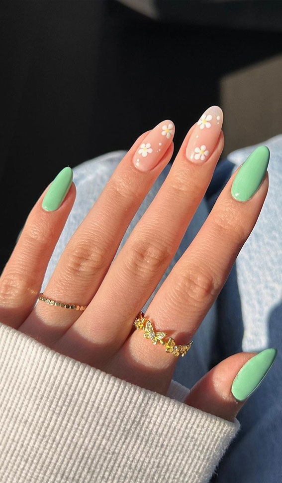 Mint Green Accent Nails with Daisies Mint Green Accent Nails with Daisies — Daisy Flower Nails 2027