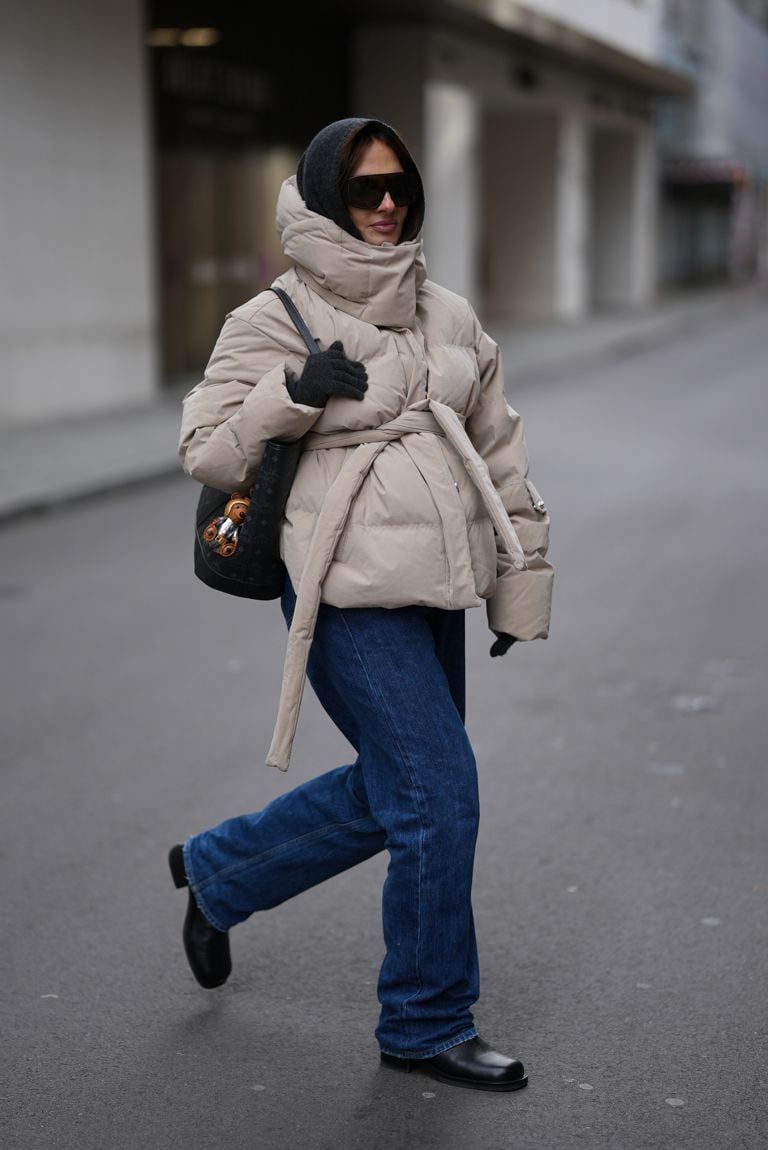 Casual Winter Outfit with a Tie-Waist Puffer Jacket and Graphic Tote Casual Winter Outfit with a Tie-Waist Puffer Jacket and Graphic Tote — Winter Accessories Outfits 2027