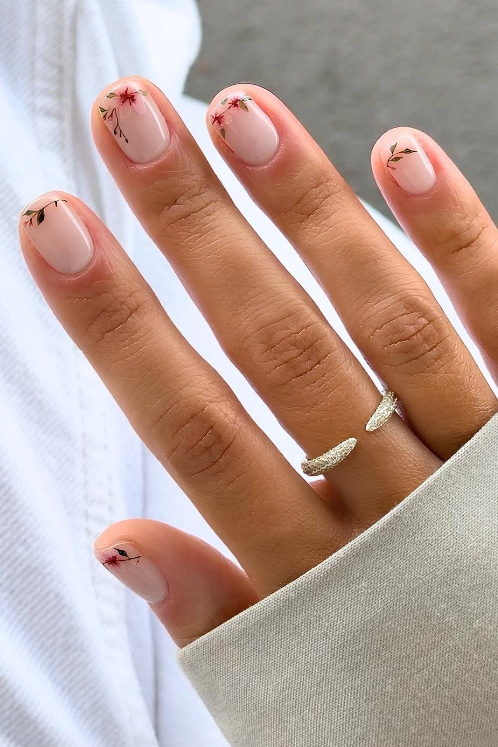 Delicate Floral Accent Short Oval Nails Delicate Floral Accent Short Oval Nails — Short Floral Nails 2027