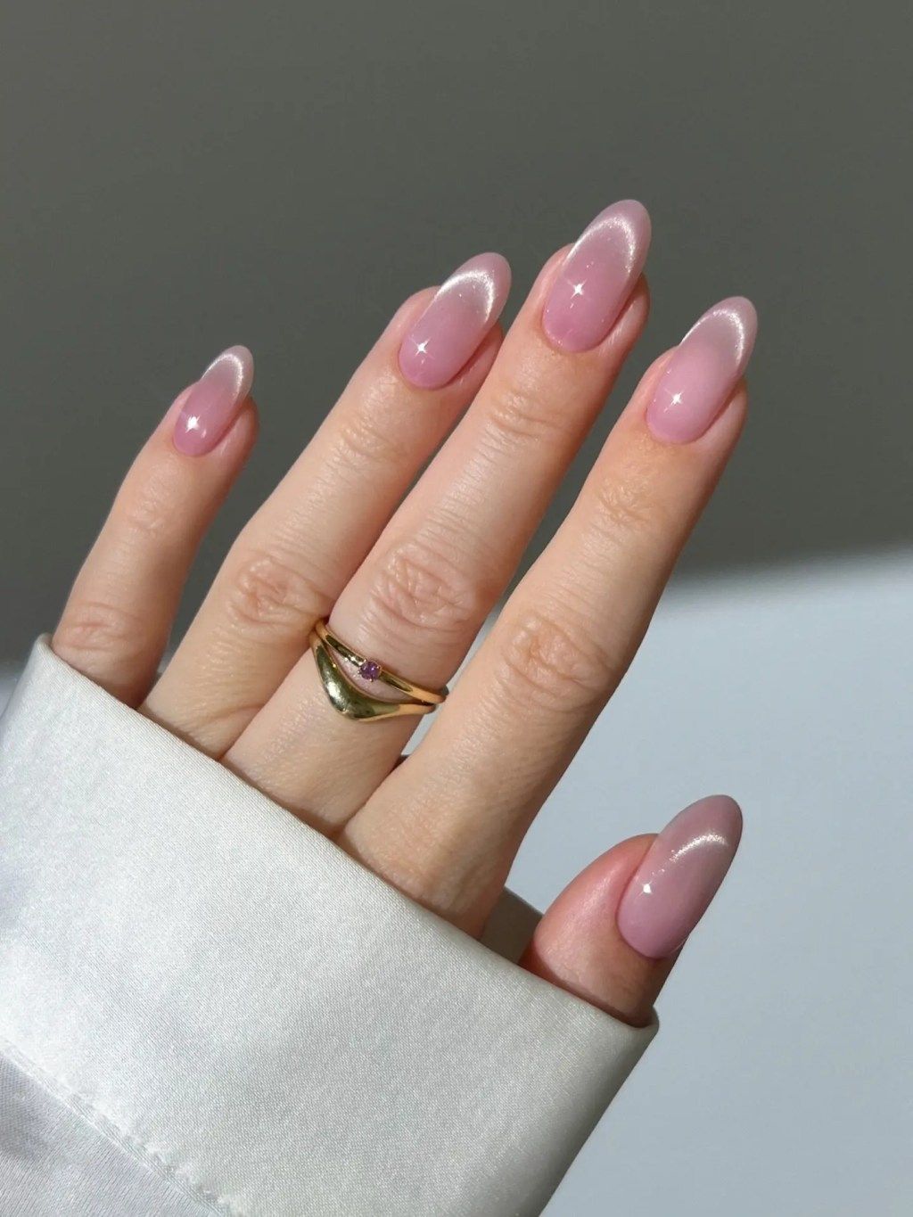 Medium Oval Cat-Eye Shimmer Nails Medium Oval Cat-Eye Shimmer Nails — Light Pink Wedding Nails 2027
