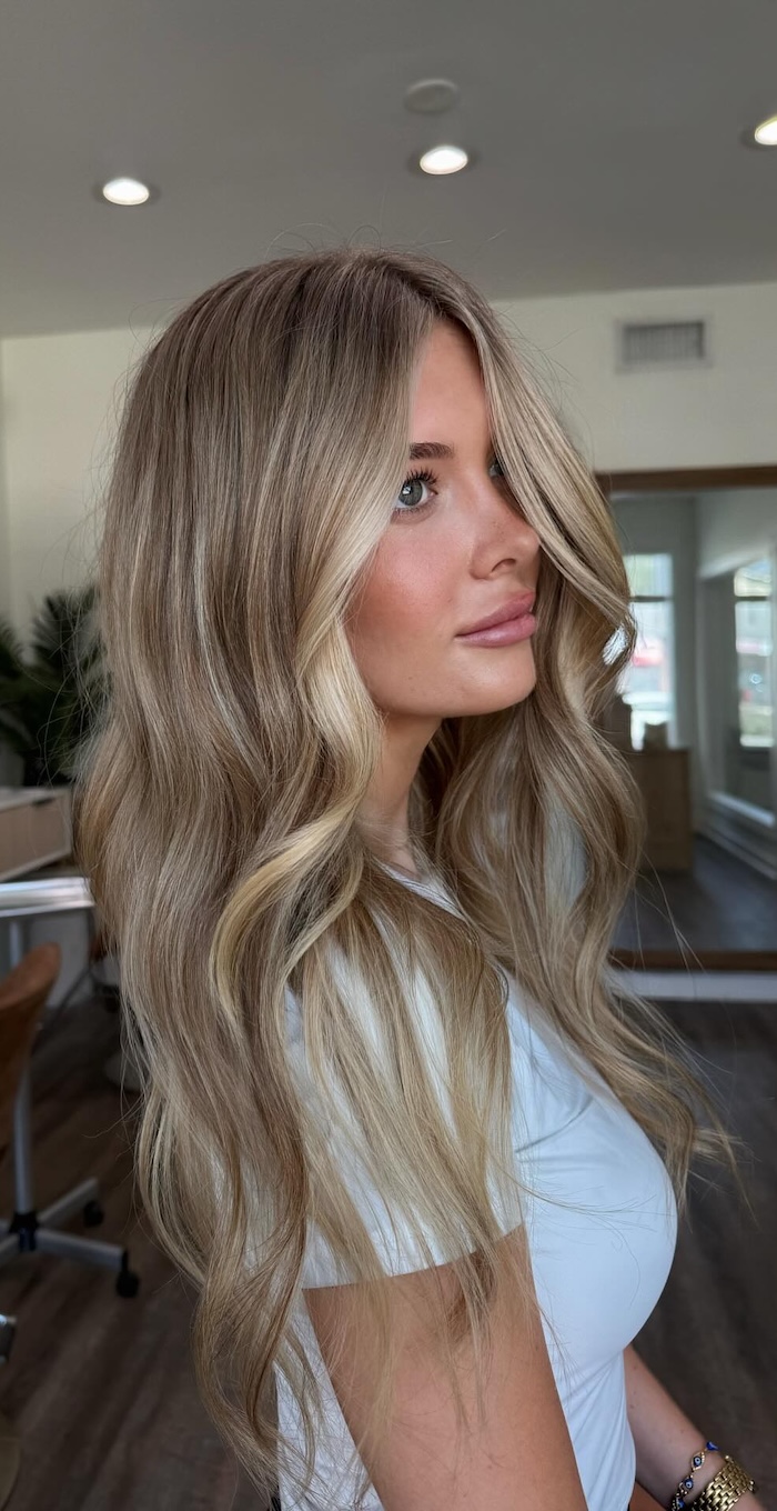 Collarbone Wavy Blonde Balayage Blowout Collarbone Wavy Blonde Balayage Blowout — Blonde Balayage 2027
