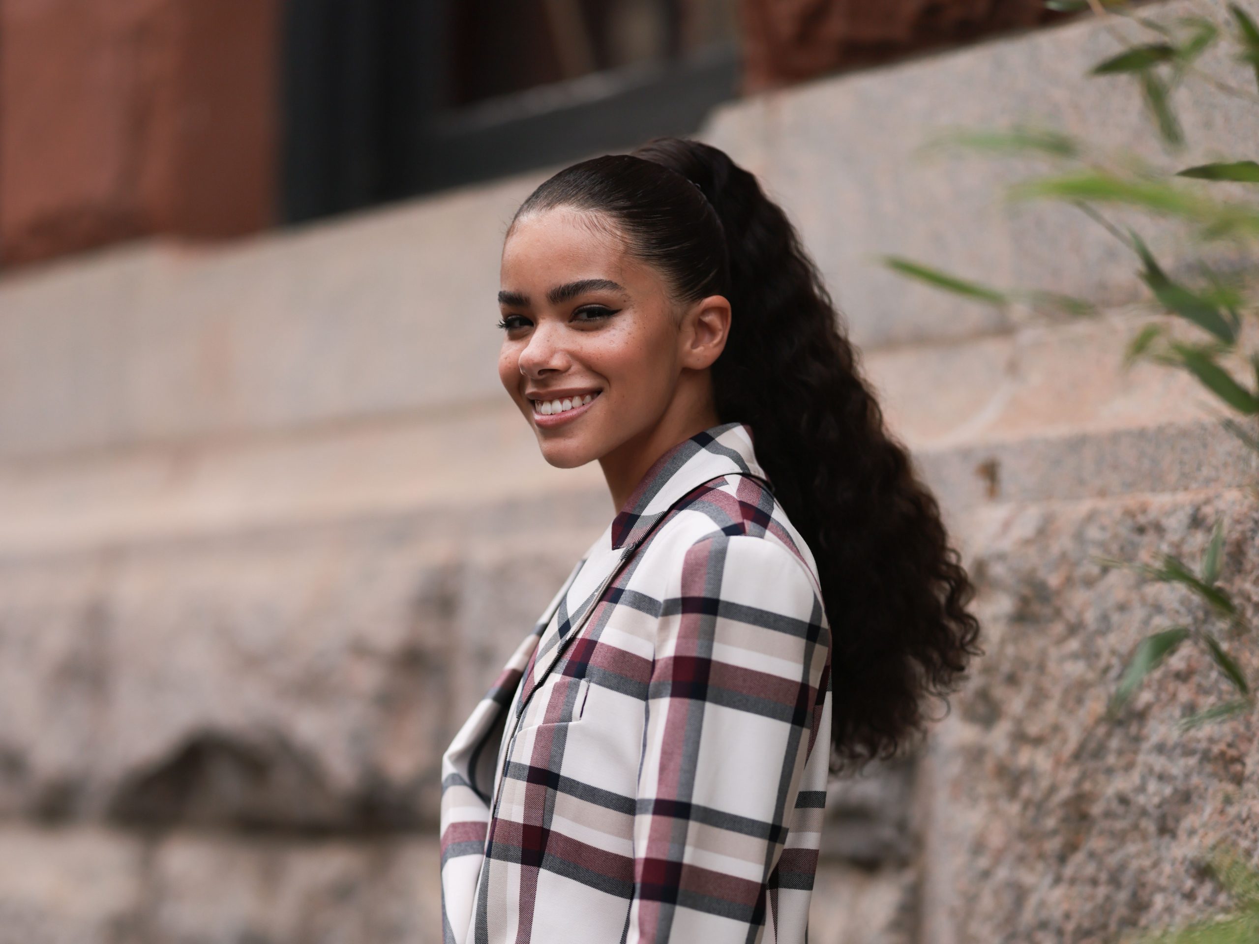 Structured Plaid Blazer for Smart Casual Day Structured Plaid Blazer for Smart Casual Day — Downtown Girl Outfits 2027