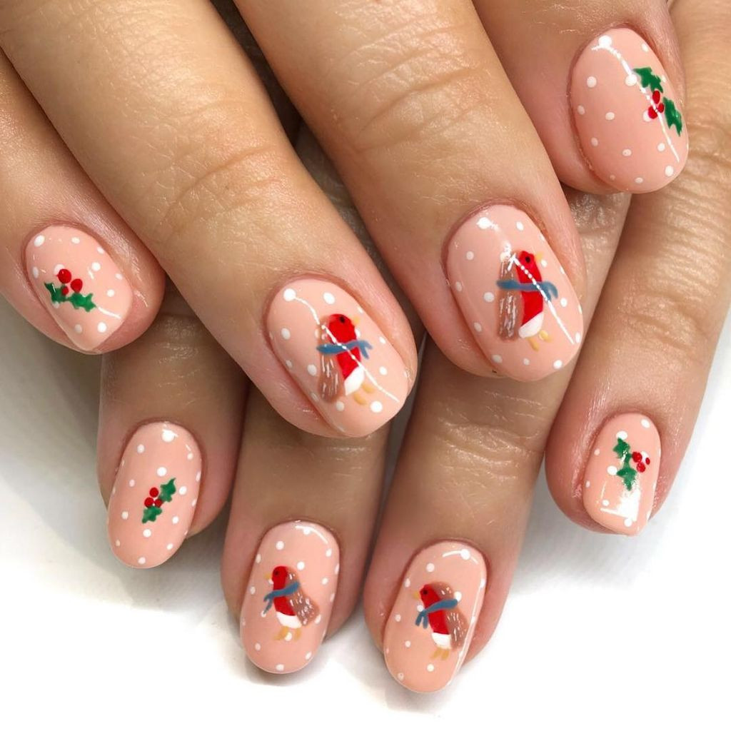 Robin and Holly Accent Short Ovals Robin and Holly Accent Short Ovals — Christmas Nail Art 2026
