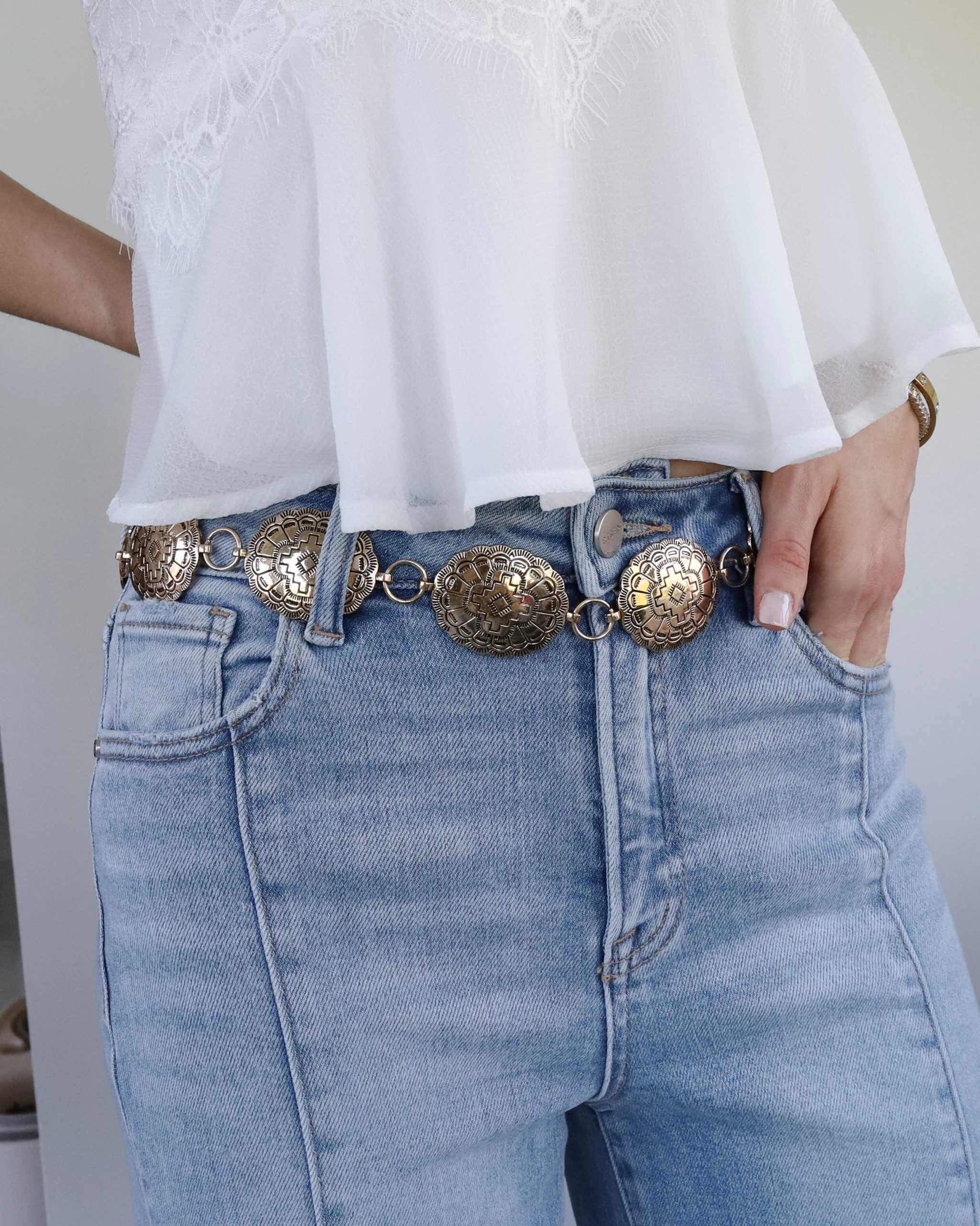 Light Wash Jeans and White Blouse with an Ornate Silver Belt Light Wash Jeans and White Blouse with an Ornate Silver Belt — Western Belt Outfits 2027