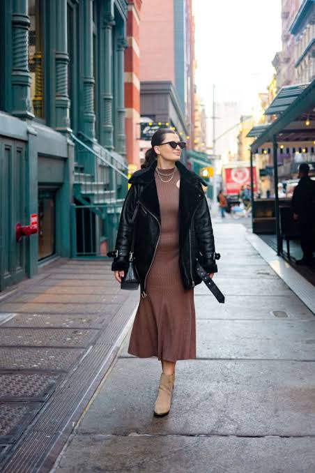 Fitted Knit Dress Under an Oversized Faux Fur Jacket Fitted Knit Dress Under an Oversized Faux Fur Jacket — Brown Outfits 2027