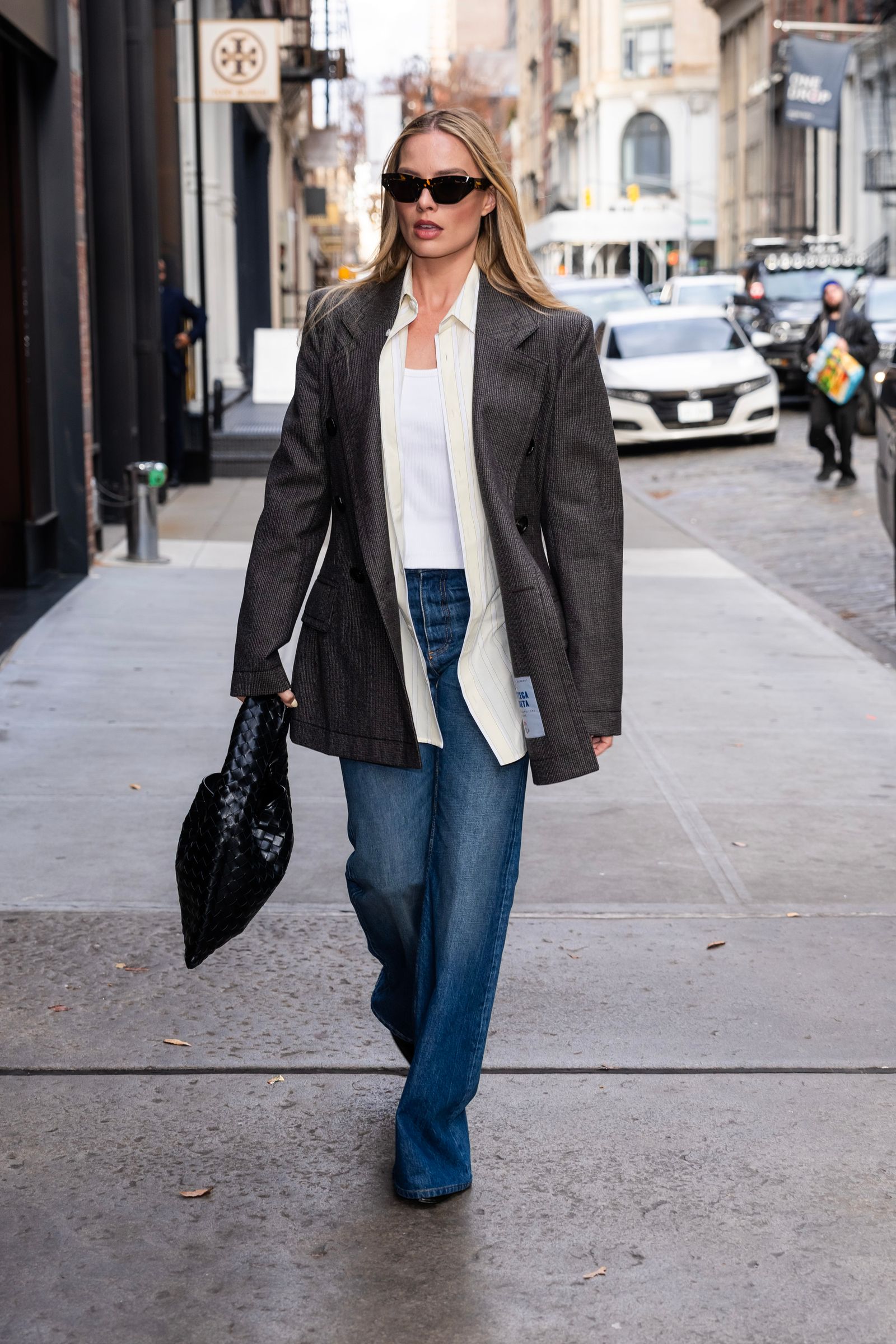 Oversized Blazer and Wide-Leg Jeans: Effortless Chic for a Spring Date Oversized Blazer and Wide-Leg Jeans: Effortless Chic for a Spring Date — Spring First Date Outfits 2027