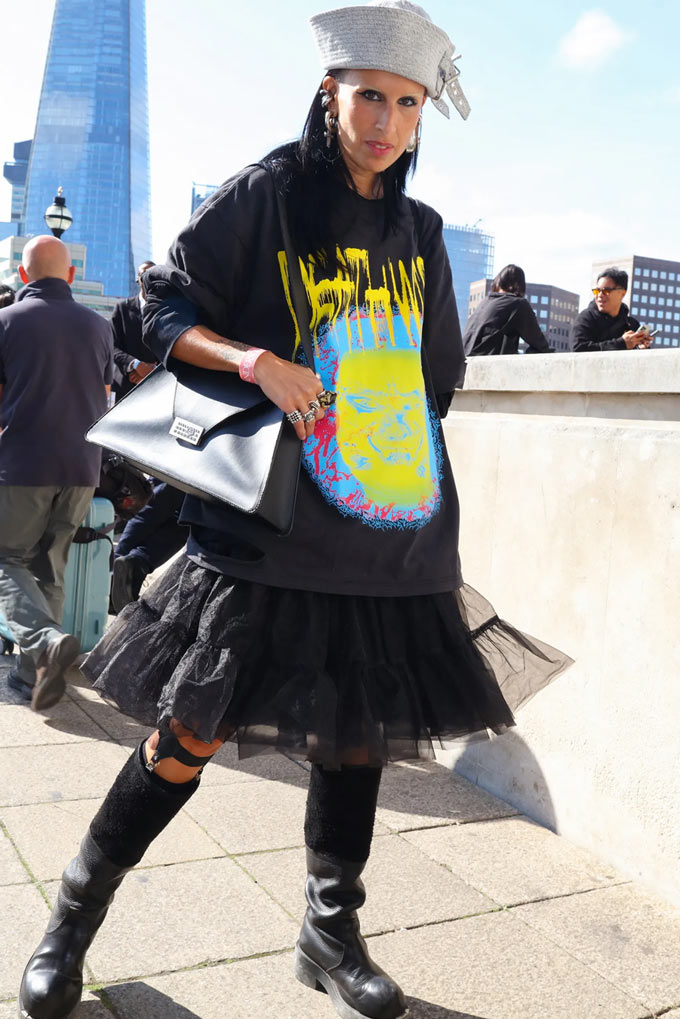 Graphic Tee and Tulle Skirt: Unexpected Emo Combination Graphic Tee and Tulle Skirt: Unexpected Emo Combination — Emo Outfits 2027
