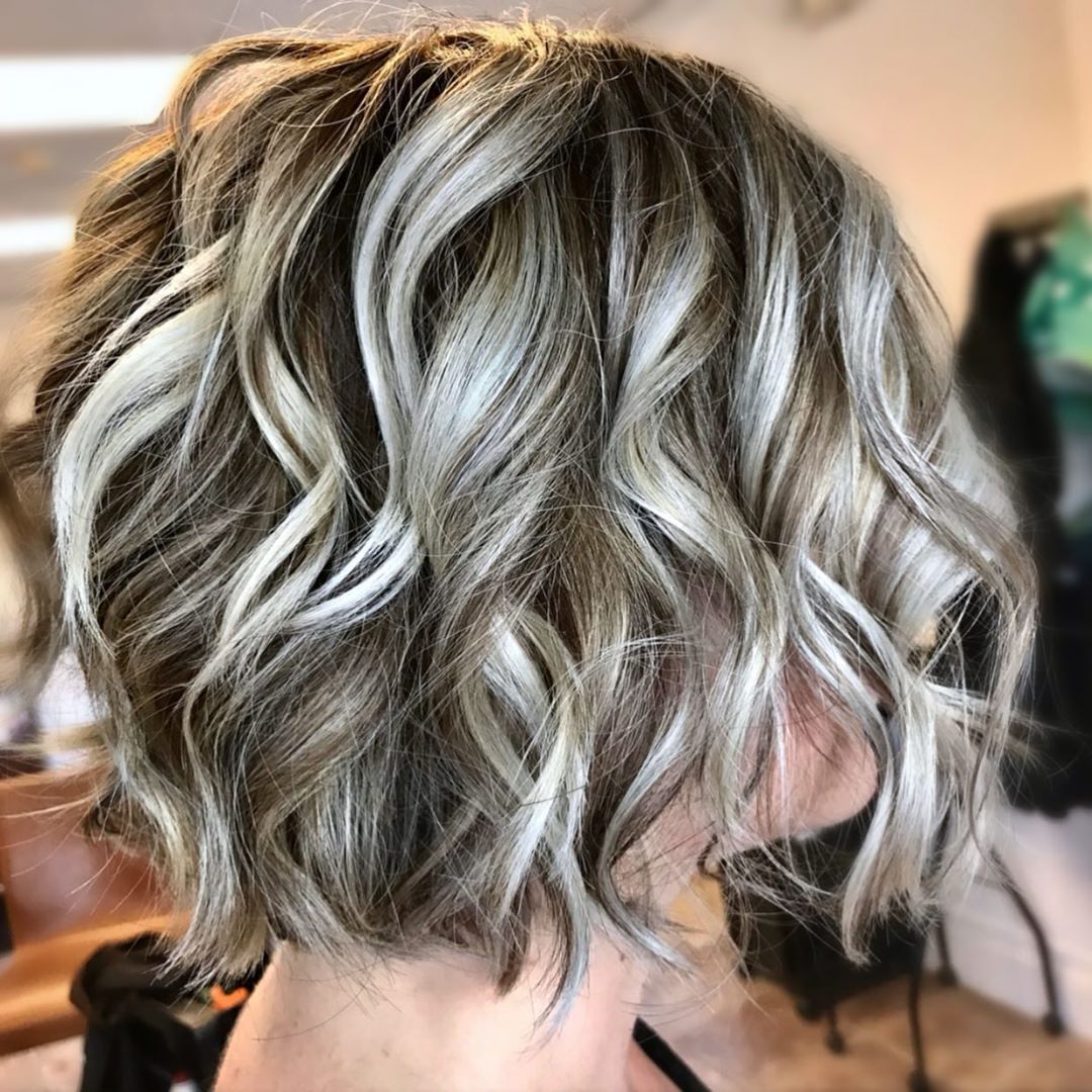 Collarbone Bob With Wavy Dark Blonde Highlights — Chunky Highlights Bob 2027