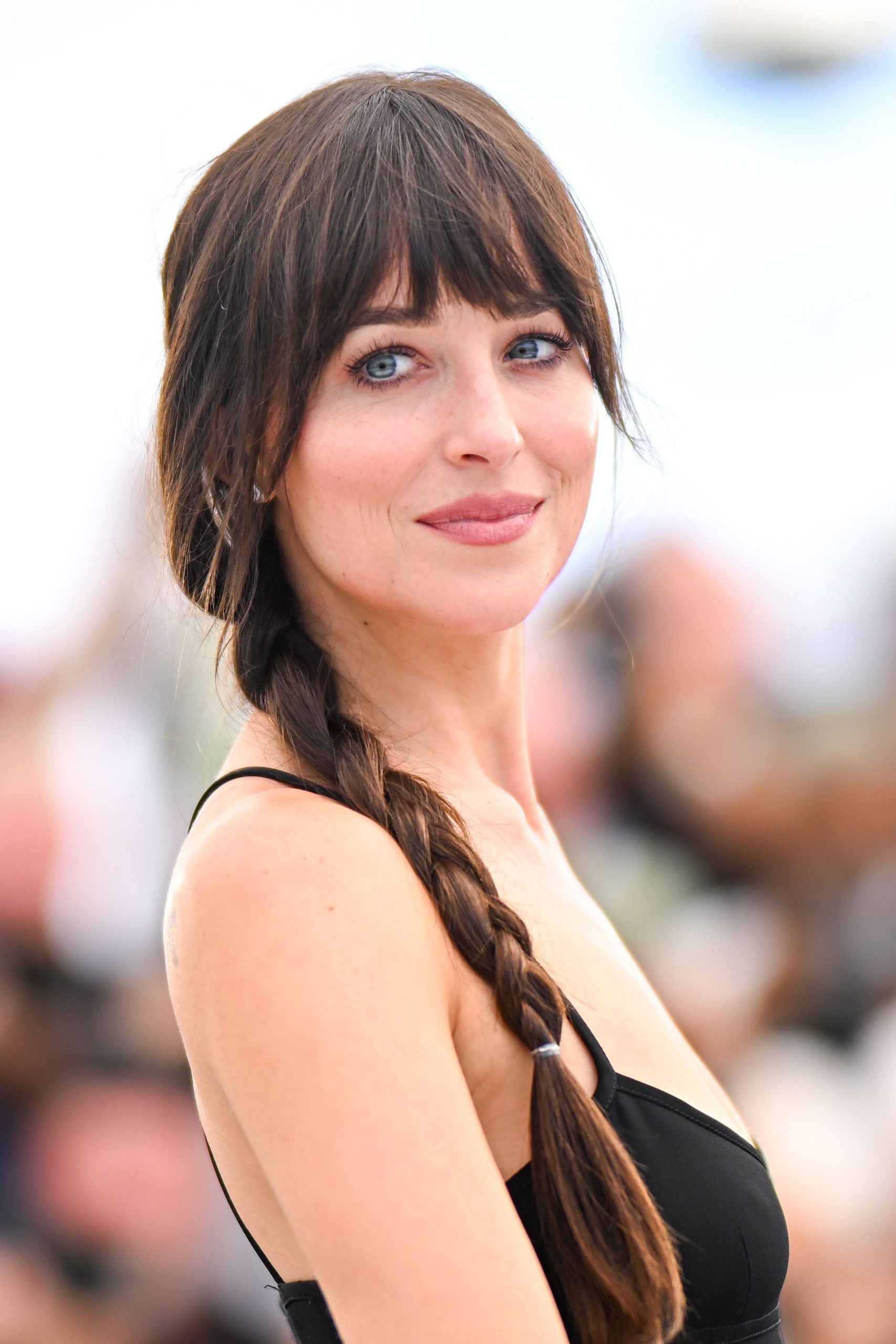 Face-Framing Curtain Bangs on Mid-Back Face-Framing Curtain Bangs on Mid-Back — Bangs Trends 2027