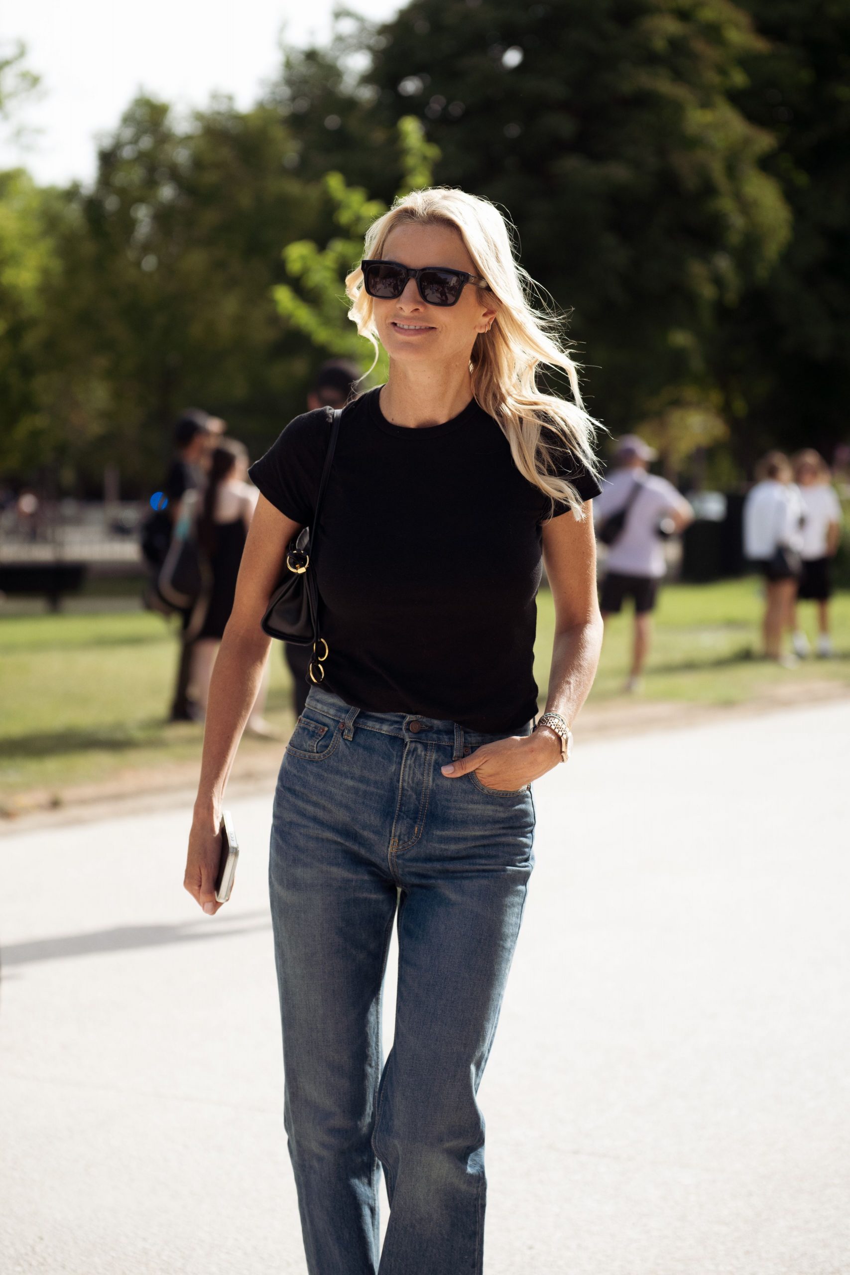 Minimalist Cool: Light Jeans with a Black Tee Minimalist Cool: Light Jeans with a Black Tee — Straight Leg Jeans Outfits 2027