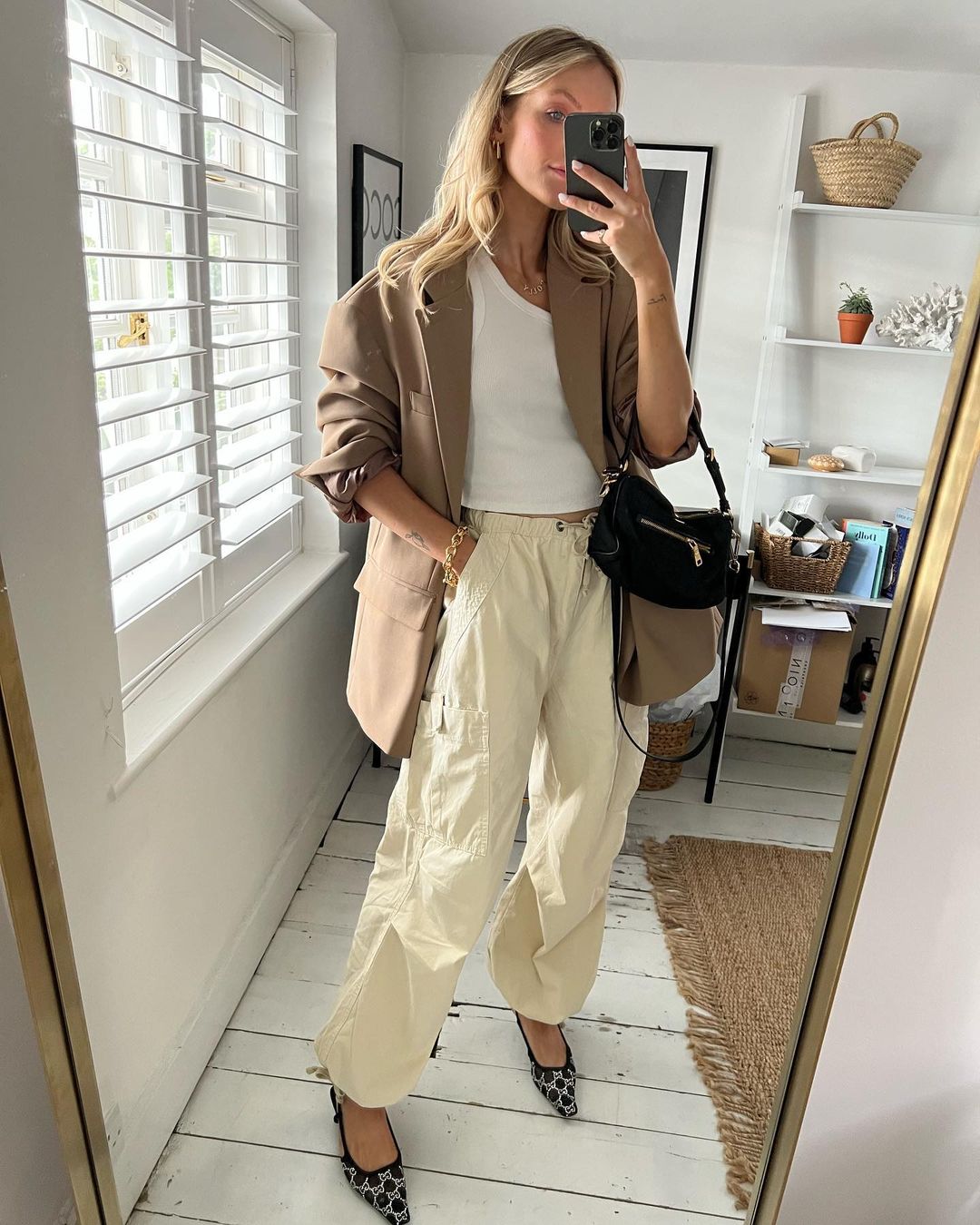 Cream Cargo Pants with an Oversized Blazer for Chic Casual Cream Cargo Pants with an Oversized Blazer for Chic Casual — Cargo Pants Outfits 2027