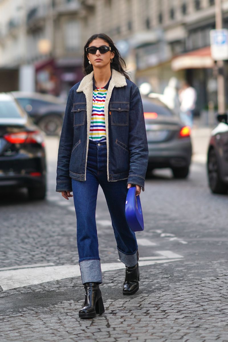 Street Style: Dark Jeans with a Shearling Collar Jacket Street Style: Dark Jeans with a Shearling Collar Jacket — Straight Leg Jeans Outfits 2027