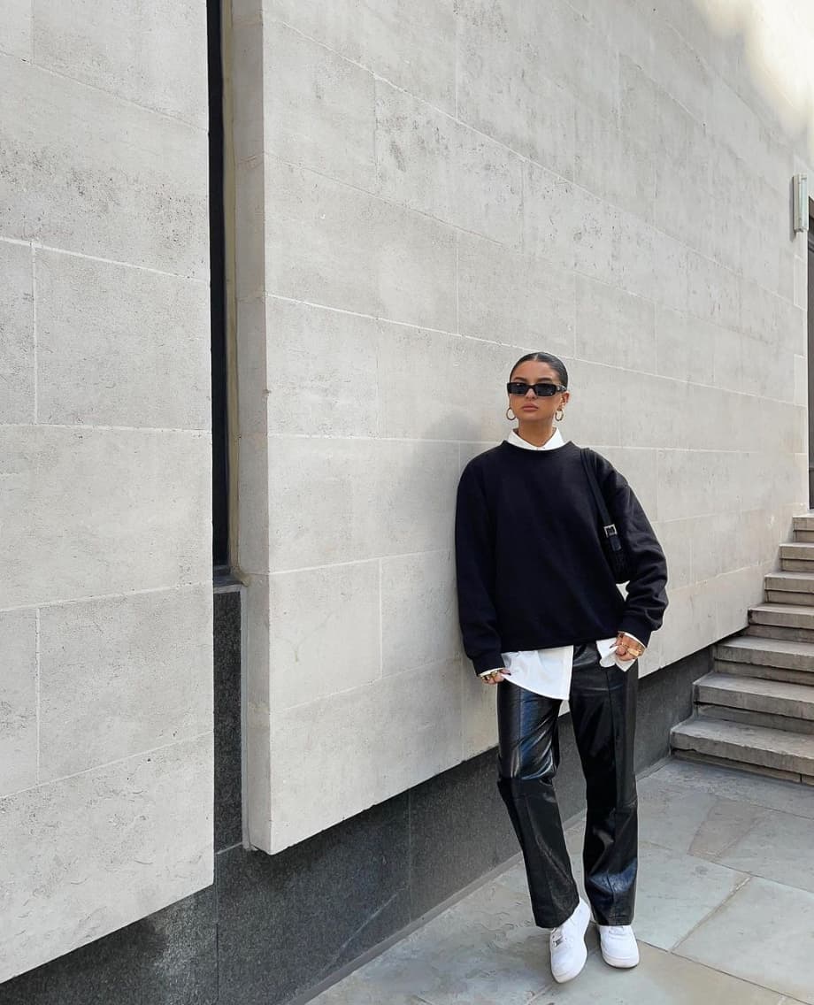 Street Style Chic: Oversized Sweatshirt with Leather Pants Street Style Chic: Oversized Sweatshirt with Leather Pants — Sweatshirt Outfits 2027