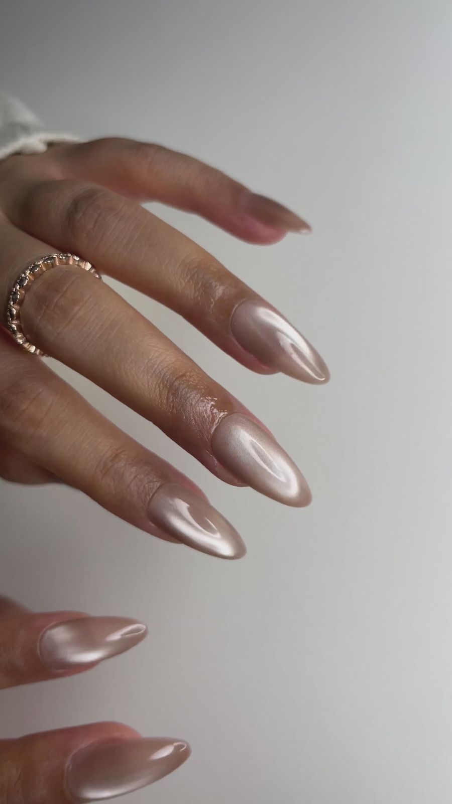 Iridescent Champagne Cat Eye Restaurant Look Iridescent Champagne Cat Eye Restaurant Look — Champagne Nails 2027
