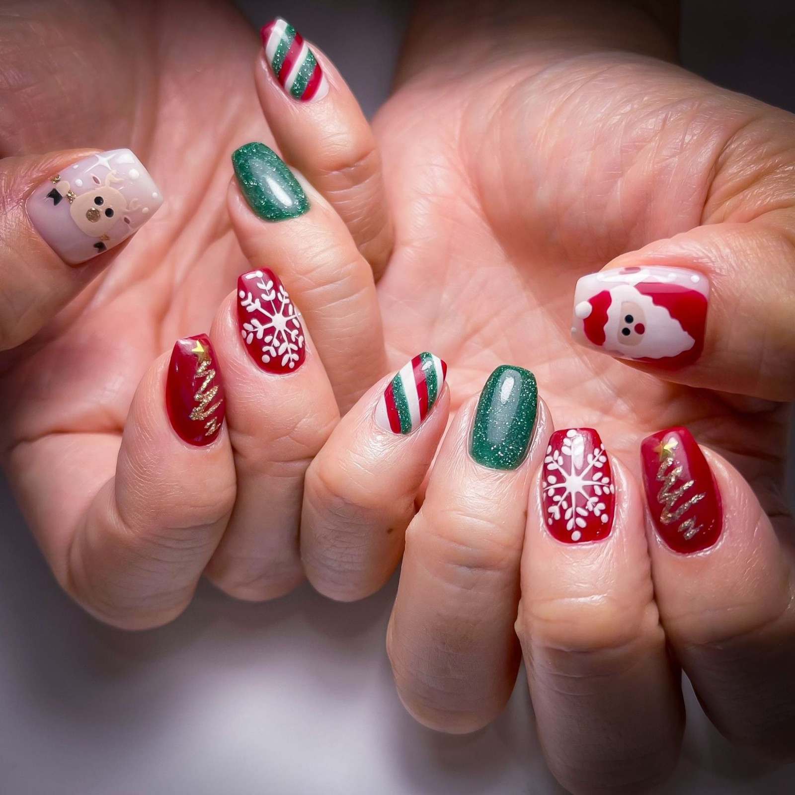 Classic Christmas Icons Short to Medium Classic Christmas Icons Short to Medium — Christmas Nail Art 2026