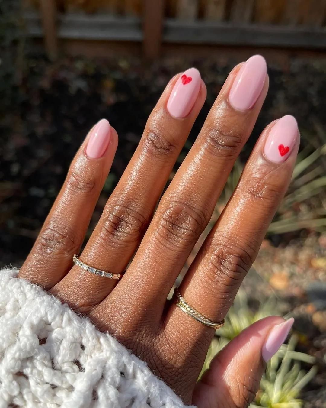 Short Oval Light Pink With Single Red Hearts Short Oval Light Pink With Single Red Hearts — Love Nails 2027