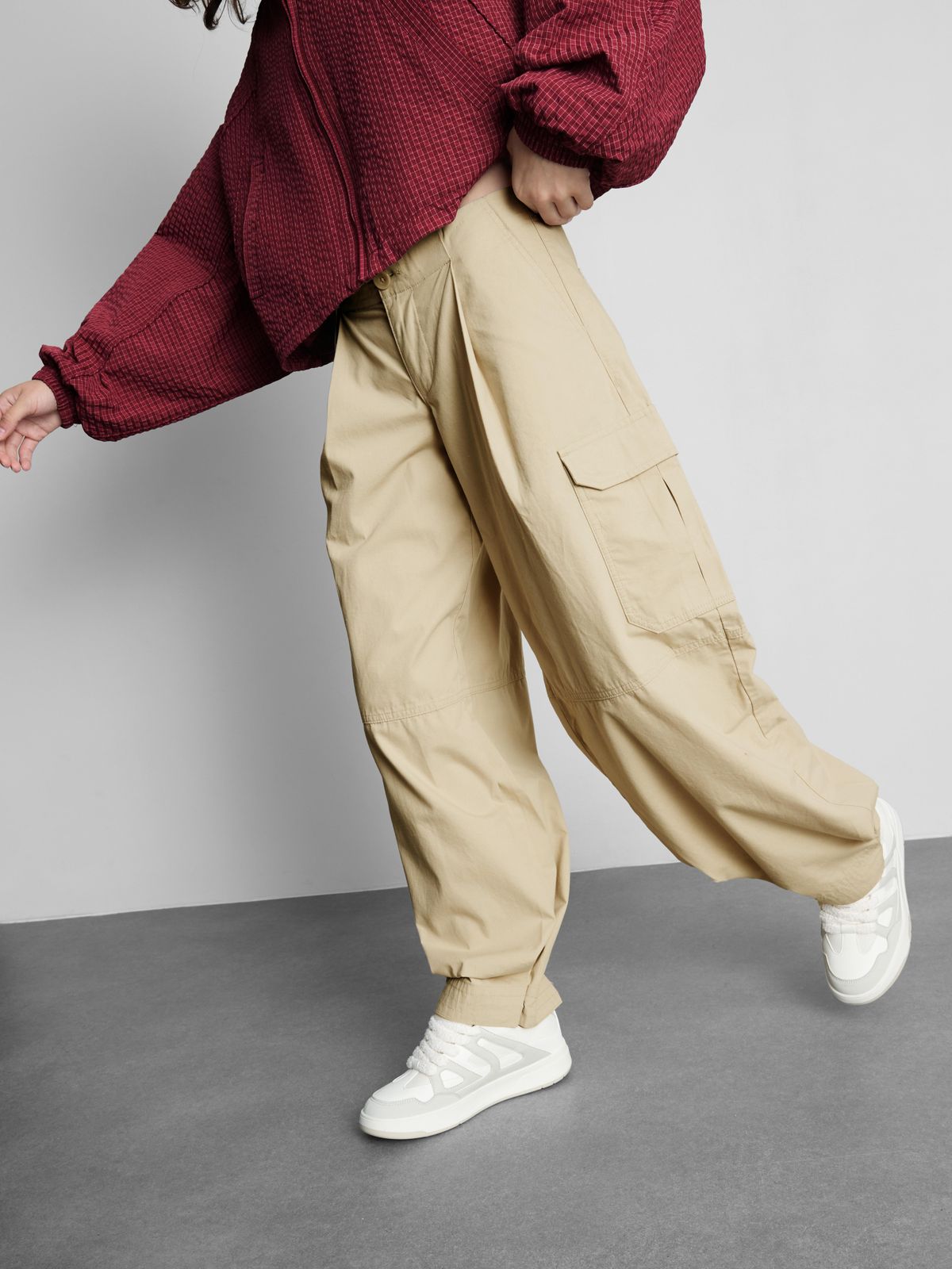 Oversized Balloon Cargos with Bomber Jacket and Sneakers Oversized Balloon Cargos with Bomber Jacket and Sneakers — Khaki Cargo Pants Outfits 2027