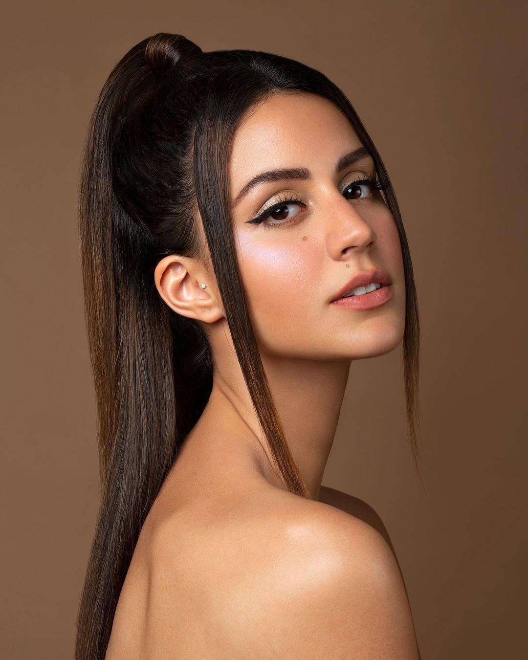 Two-Tone Mid-Back Half Up Waves Two-Tone Mid-Back Half Up Waves — Half Up Ponytail Hairstyles 2027