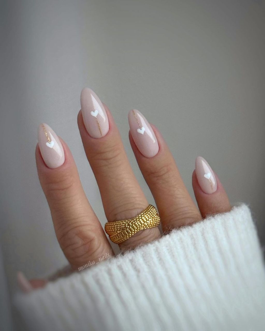 Heart and Gold Line Medium Almond Glossy Heart and Gold Line Medium Almond Glossy — Milky Nails 2027
