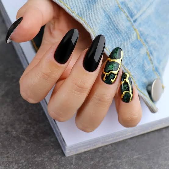 Full Nail Snake Motif Visual Idea Full Nail Snake Motif Visual Idea — Snake Print Nails 2027