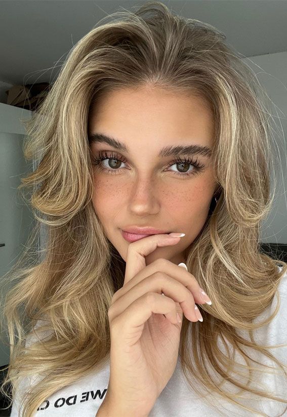 Voluminous Blowout With Curtain Bangs Voluminous Blowout With Curtain Bangs — Hairstyles 2027 for Dirty Hair