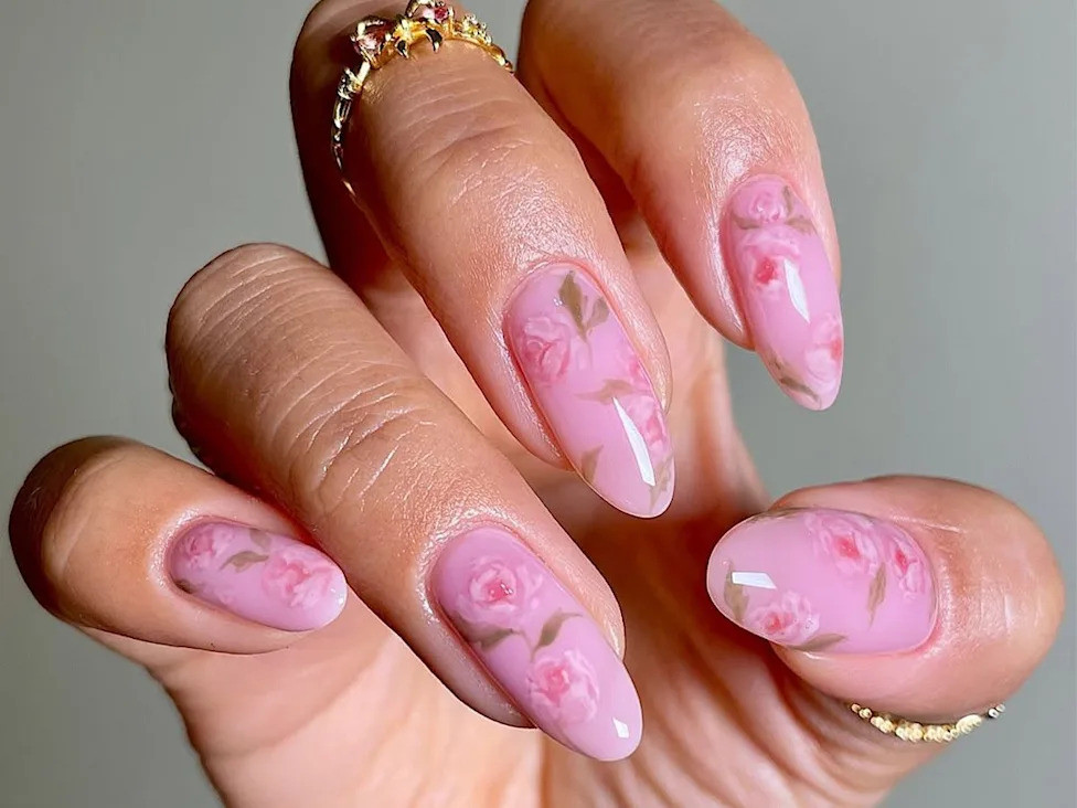 Light Pink Painted Rose Oval Nails Light Pink Painted Rose Oval Nails — Floral Nails 2027