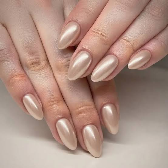 Pale Champagne Chrome Almond Nails Pale Champagne Chrome Almond Nails — New Years Eve Nails 2027