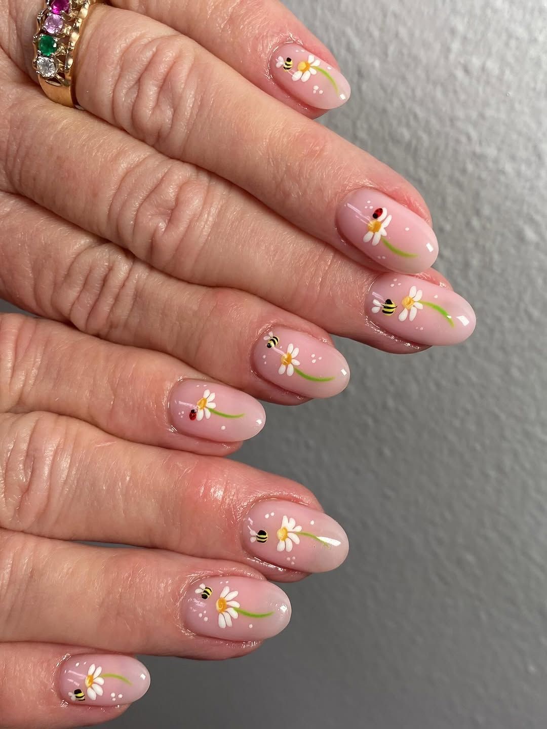 Short Oval Natural Base Daisies Short Oval Natural Base Daisies — Daisy Flower Nails 2027
