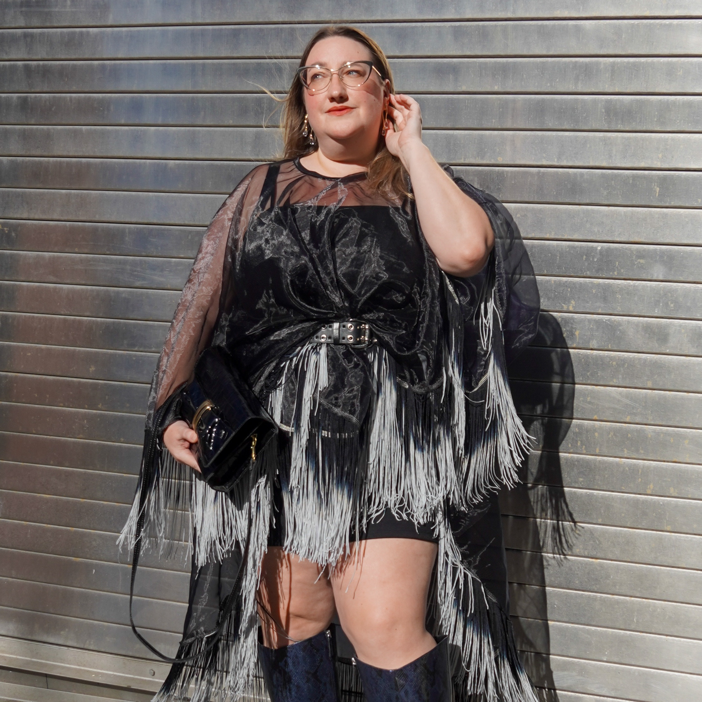 Evening Chic with a Black Fringe Cape — Curvy Outfits 2027