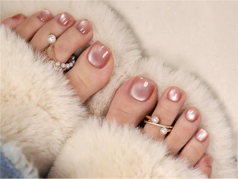 Shimmering Rose Gold Cat-Eye Toenails Shimmering Rose Gold Cat-Eye Toenails — Neutral Toe Nails 2027