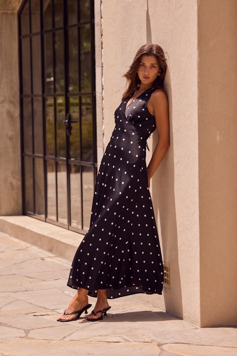 Polka Dot Maxi Dress for a Chic Dinner Date Polka Dot Maxi Dress for a Chic Dinner Date — Hostess Outfits 2027