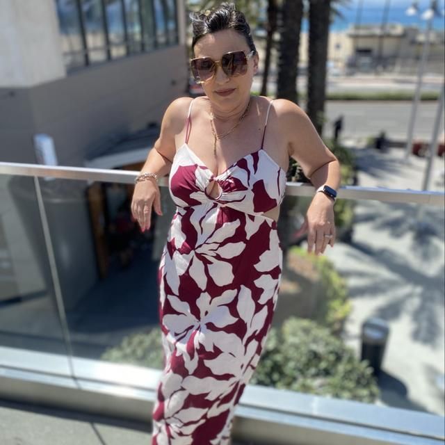 Floral Print Maxi Dress with Keyhole Cutout for Day Out Floral Print Maxi Dress with Keyhole Cutout for Day Out — Huntington Beach Outfits 2027