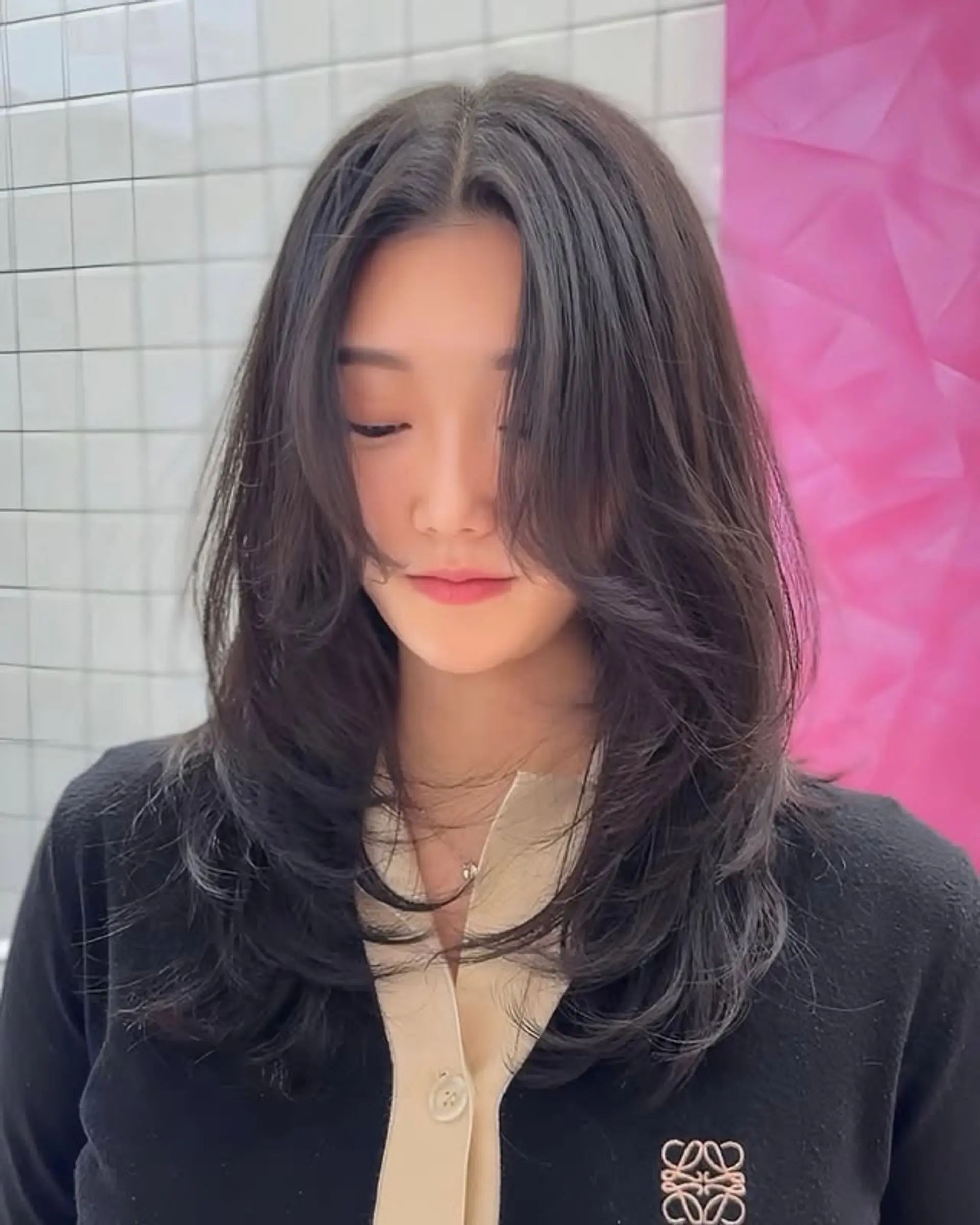 Collarbone Waves With Thick Curtain Bangs Collarbone Waves With Thick Curtain Bangs — Face Framing Layers 2027