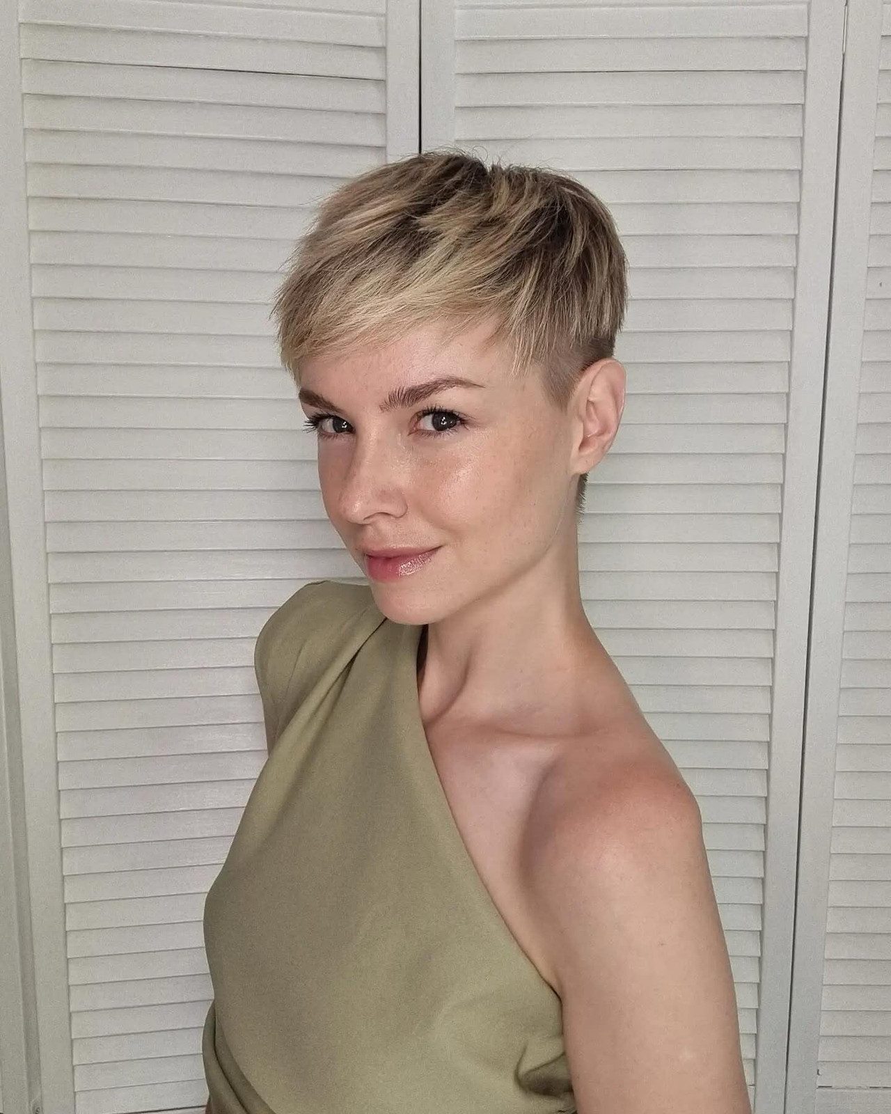 Light Blonde With Darker Roots Visual Idea Light Blonde With Darker Roots Visual Idea — Side Swept Pixie 2027