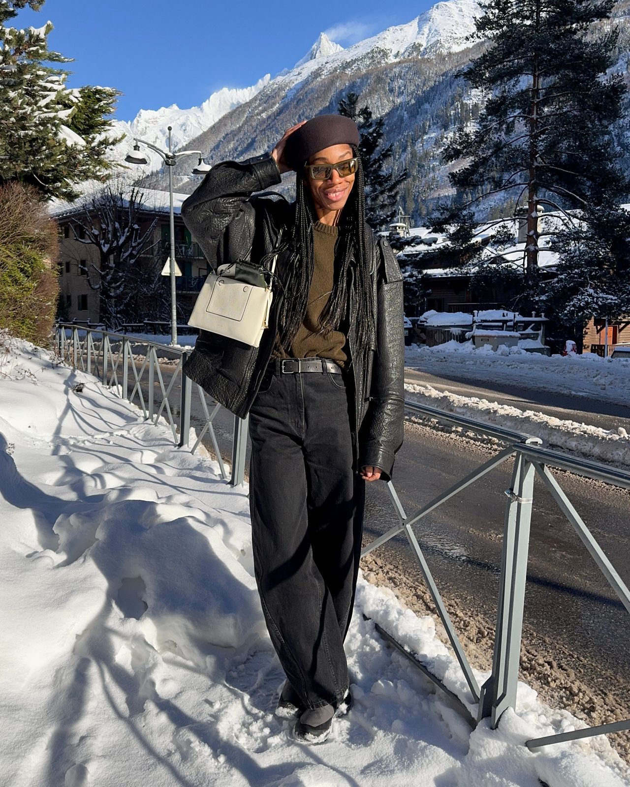 Winter Outdoor Style with Shearling Leather Jacket and Beret Winter Outdoor Style with Shearling Leather Jacket and Beret — Winter Accessories Outfits 2027