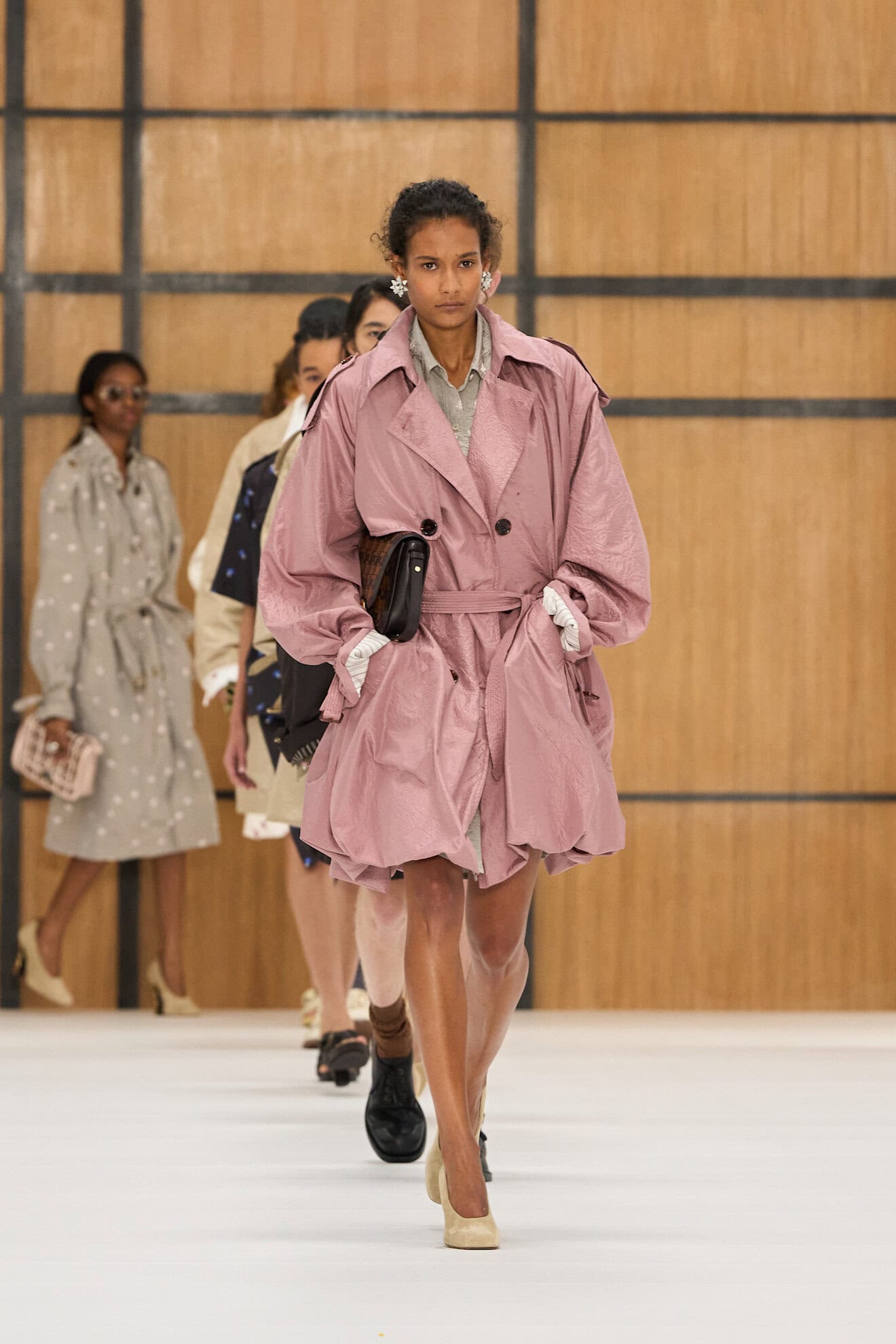 Dusty Pink Oversized Trench Coat for a Sophisticated Workday — Spring Outfits 2027 for Work