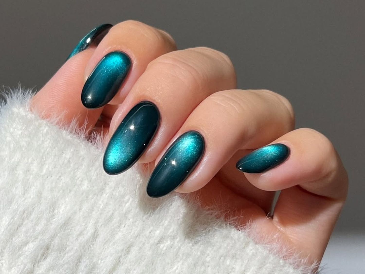 Deep Teal Cat-Eye Medium Ovals — Cozy Winter Nails 2027