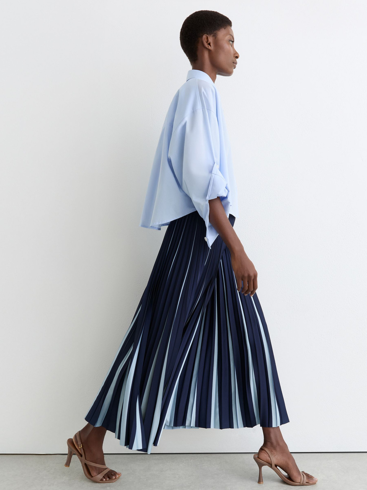 Contrast Pleated Midi Skirt with Oversized Shirt and Strappy Heels Contrast Pleated Midi Skirt with Oversized Shirt and Strappy Heels — Navy Blue Midi Skirt Outfits 2027