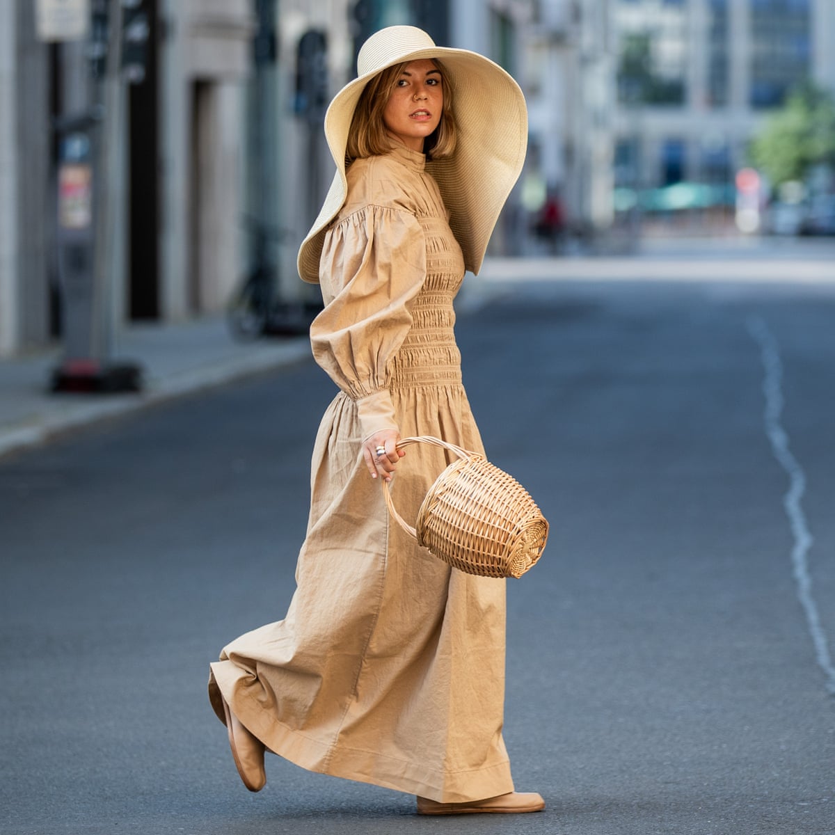 Beige Long-Sleeved Milkmaid Dress with Voluminous Sleeves and Straw Hat Beige Long-Sleeved Milkmaid Dress with Voluminous Sleeves and Straw Hat — Milkmaid Dresses 2027