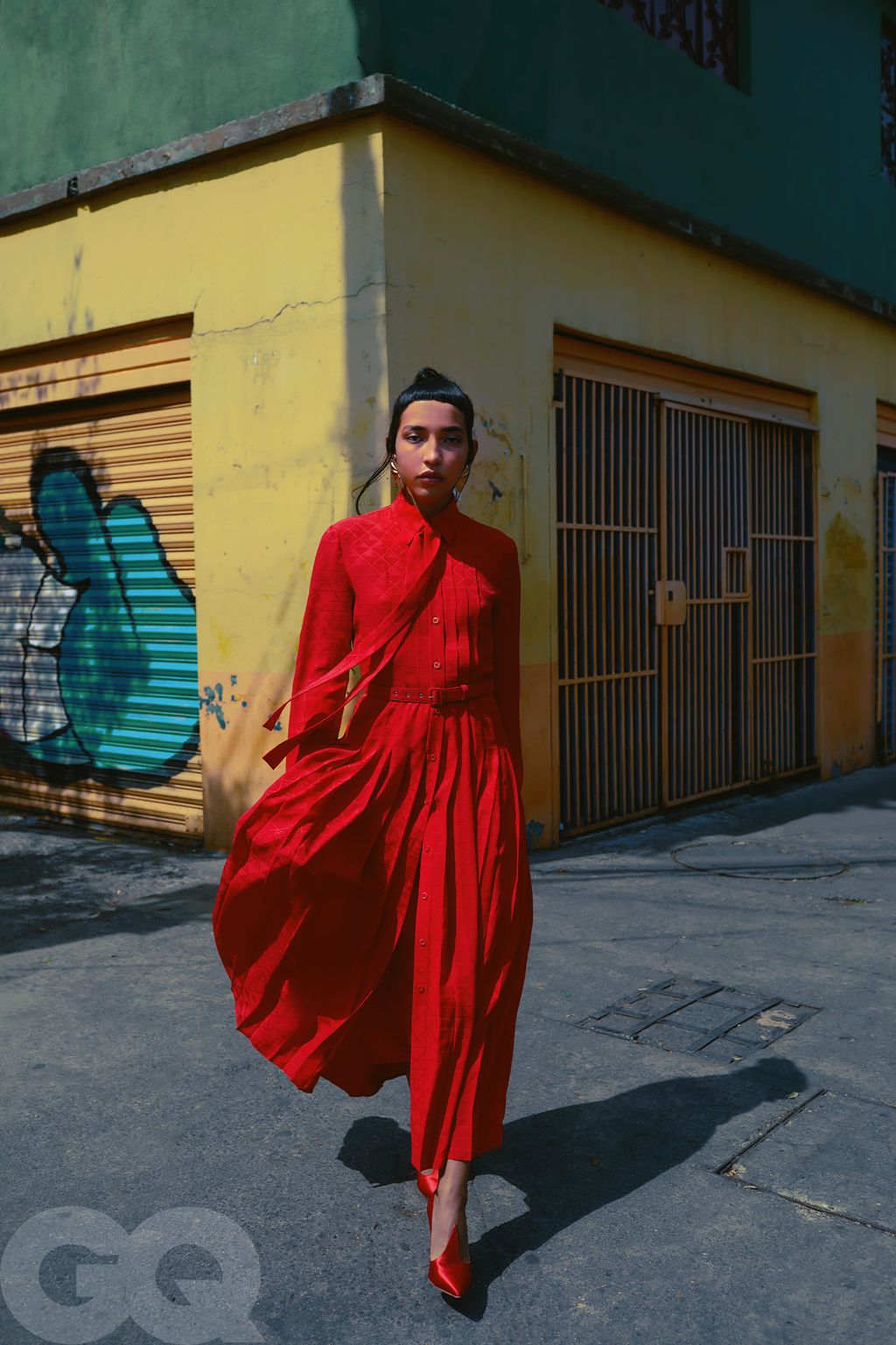 Vibrant Red Long-Sleeved Dress with Tie Belt and Heels Vibrant Red Long-Sleeved Dress with Tie Belt and Heels — Mexico City Outfits 2027