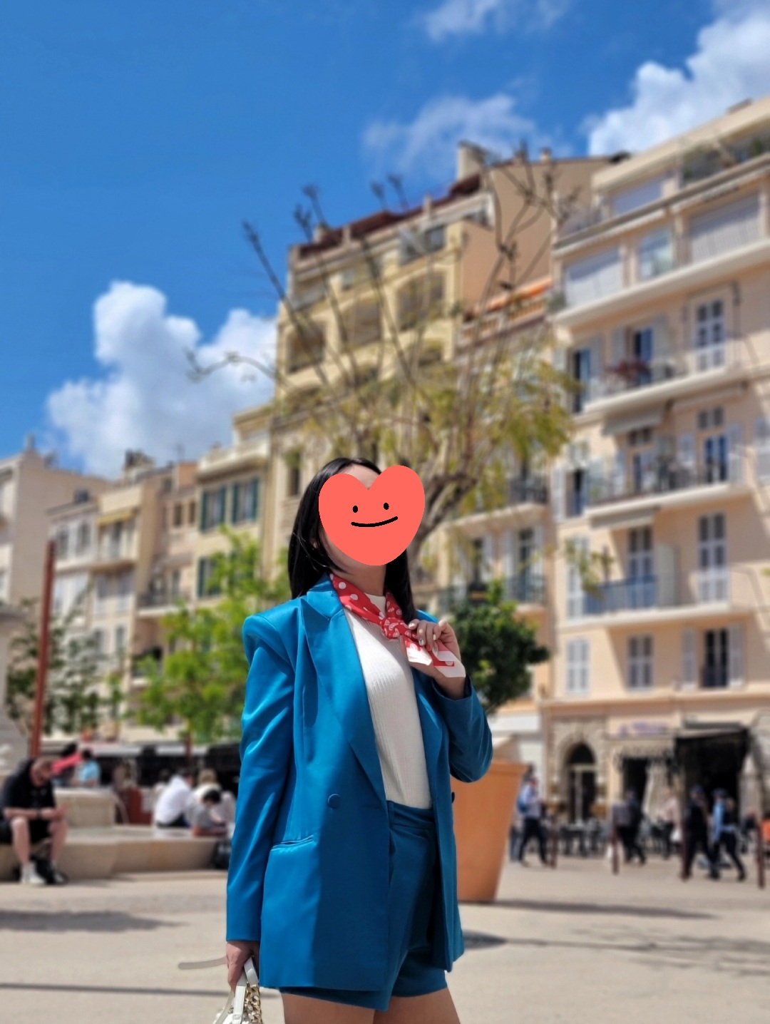 Relaxed Linen Suit and Sneakers for Practical Touring Relaxed Linen Suit and Sneakers for Practical Touring — Travel Outfits Europe 2027