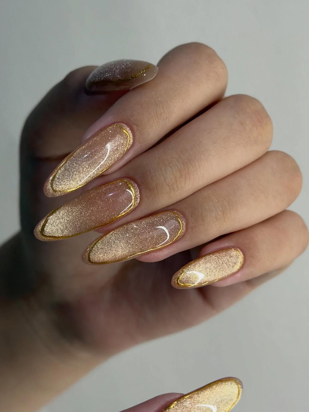 Gold Cat-Eye Glitter Long Oval Nails Gold Cat-Eye Glitter Long Oval Nails — Oval Nails 2027