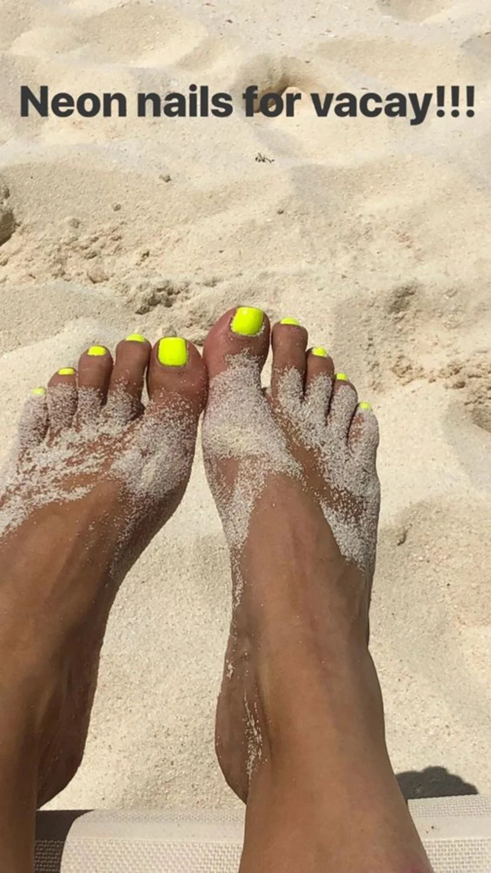 Neon Yellow Beach Toe Nails Neon Yellow Beach Toe Nails — Vacation Toe Nails 2027