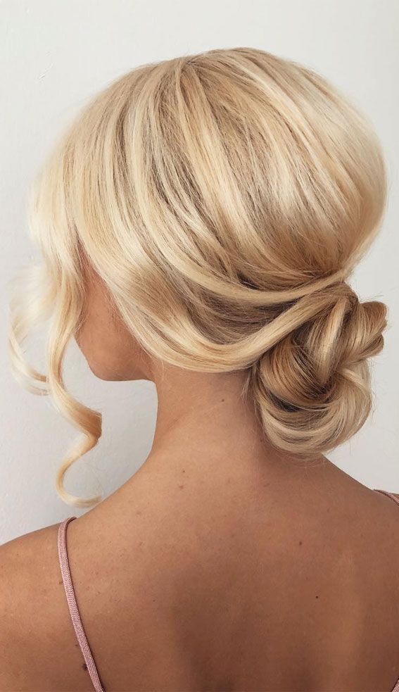 Golden Blonde Visual Idea — Graduation Hairstyles 2027 for Medium Hair