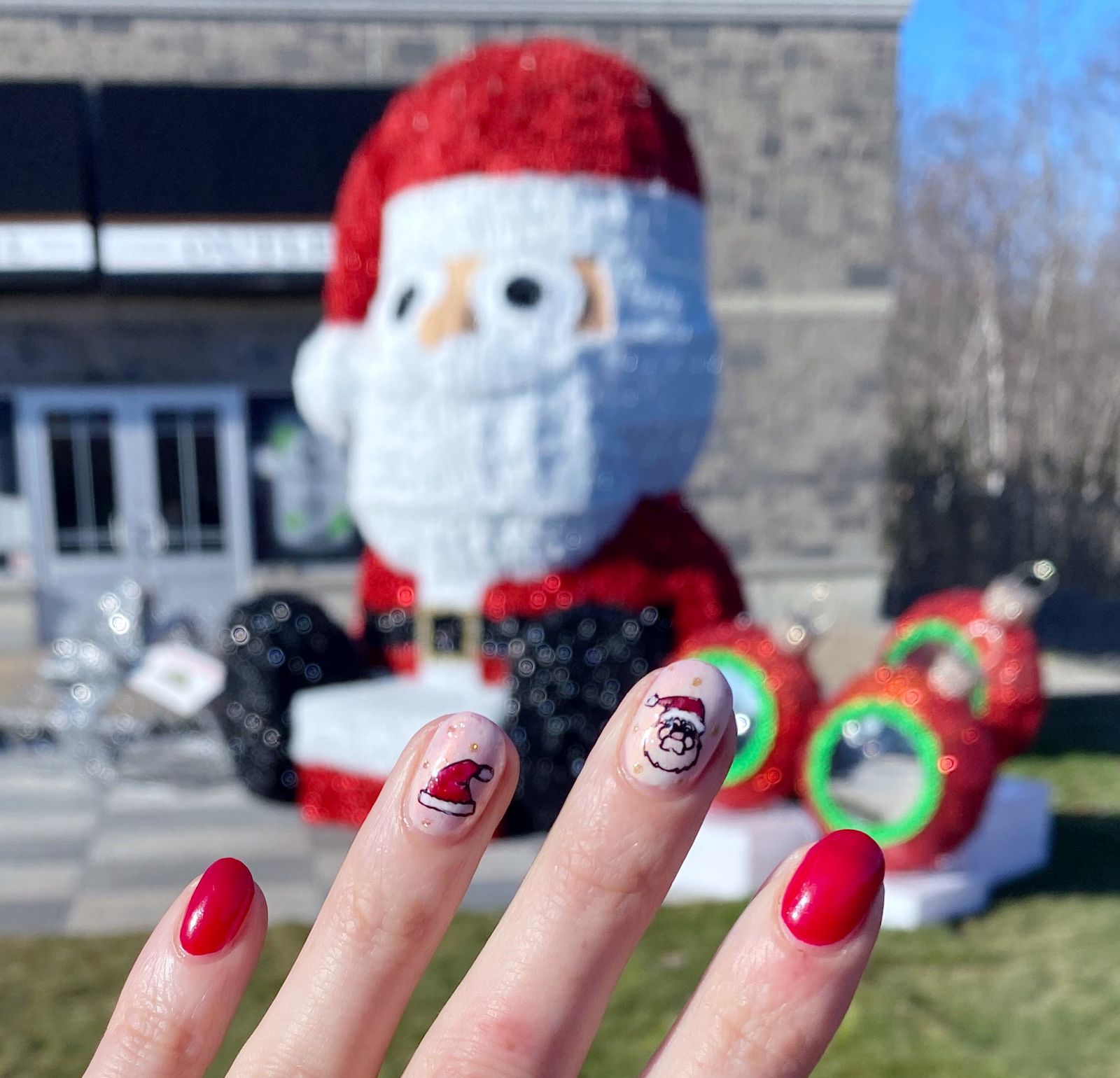 Medium Oval Santa Hat Santa Face Nails Medium Oval Santa Hat Santa Face Nails — Santa Nails 2026